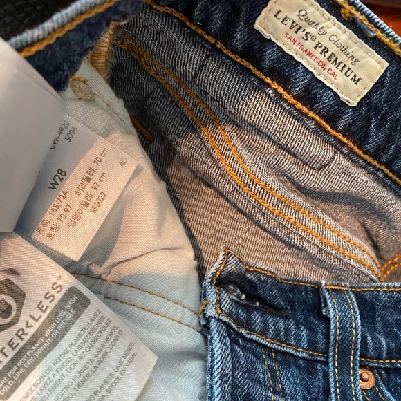 NEVER WORN ONLY TRIED ON:( they just don’t fit. levi’s 501 jean short womens 28 - Picture 2 of 3